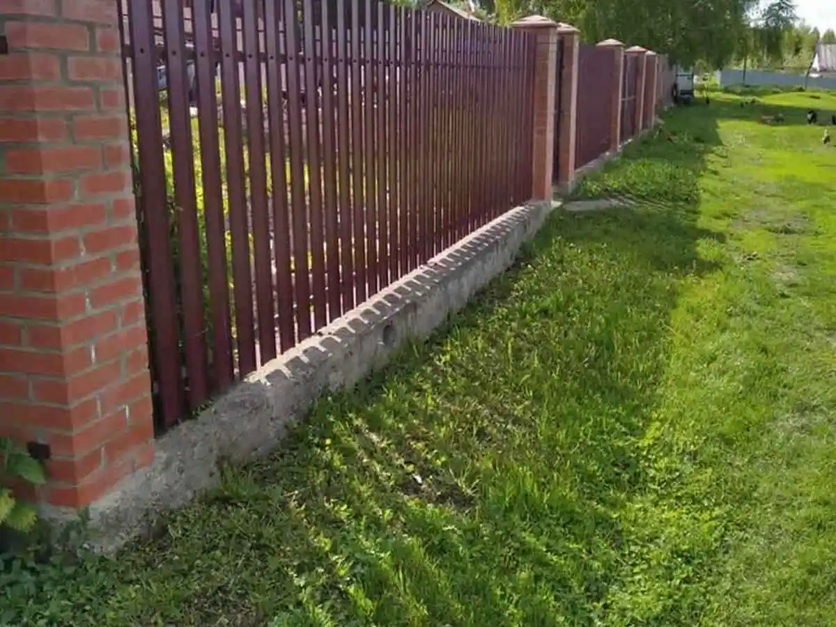 Забор из металлического штакетника с воротами 67 метров