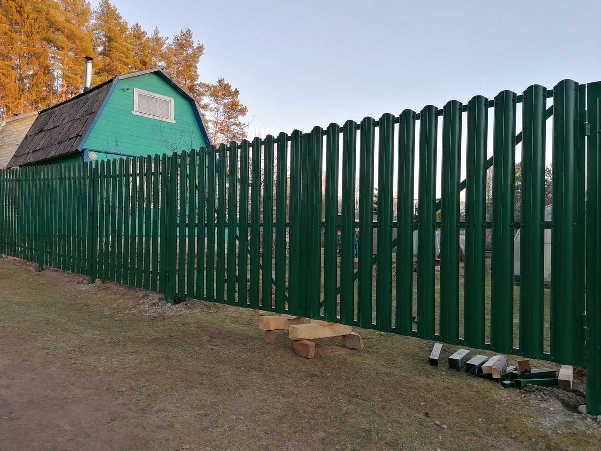Забор из металлического штакетника зелёный 55 метров