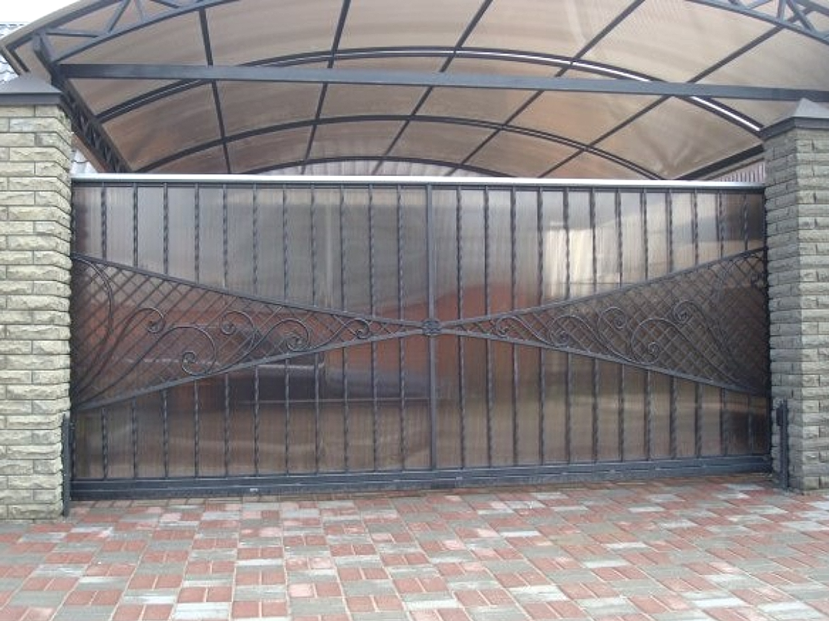 Ворота откатные из поликарбоната с ковкой