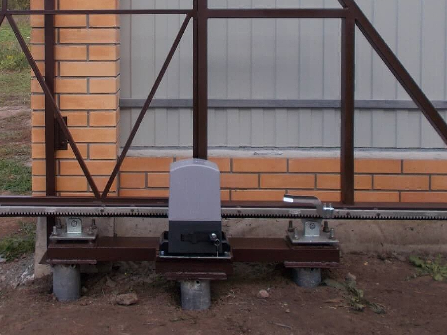 Откатные автоматические ворота на сваях