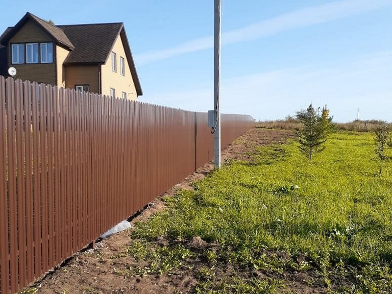 Забор из металлического штакетника с забивными столбами 20 соток