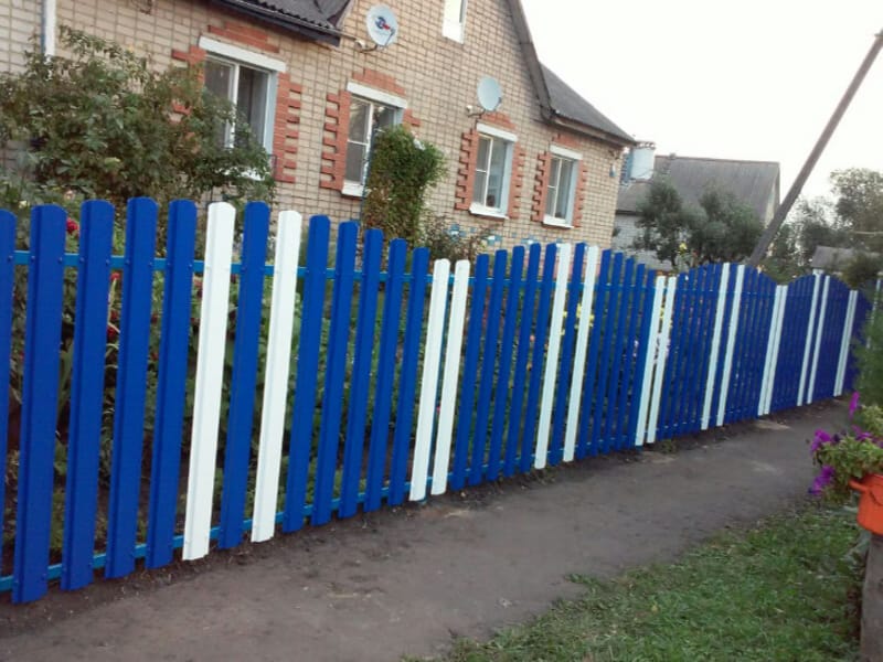 Забор из евроштакетника с бетонированием столбов 38 метров