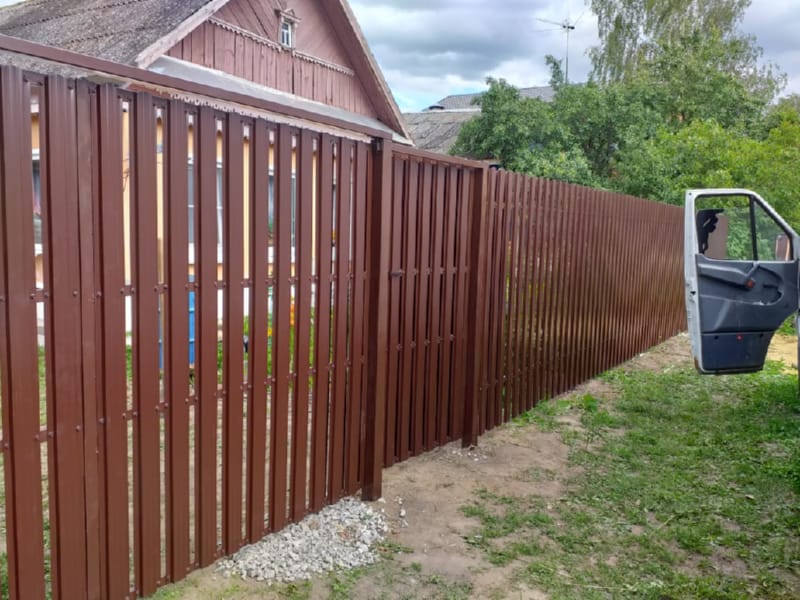 Забор из металлического штакетника 12 соток