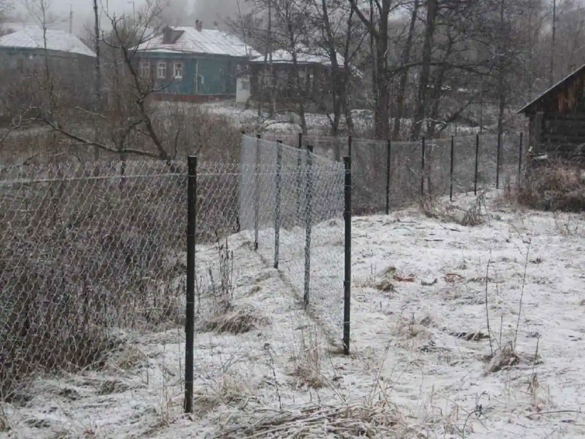 Забор из сетки рабицы в натяг 155 метров