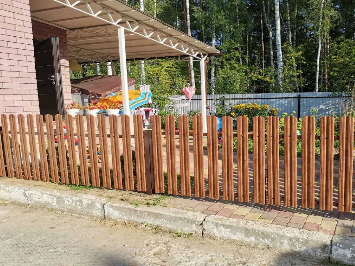 Забор из металлического штакетника под дерево 67 метров