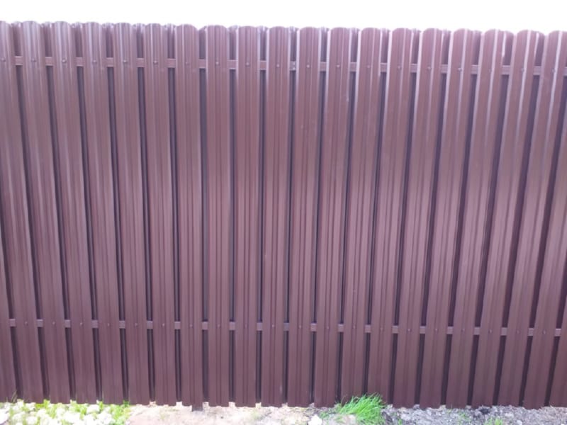 Заборы из металлического штакетника для участка