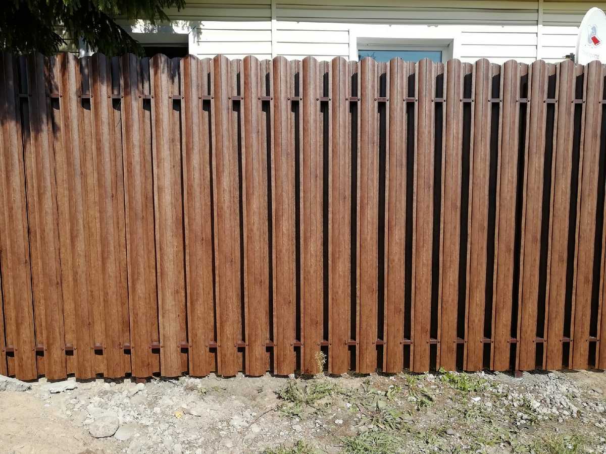 Забор из металлического штакетника под дерево 62 метра