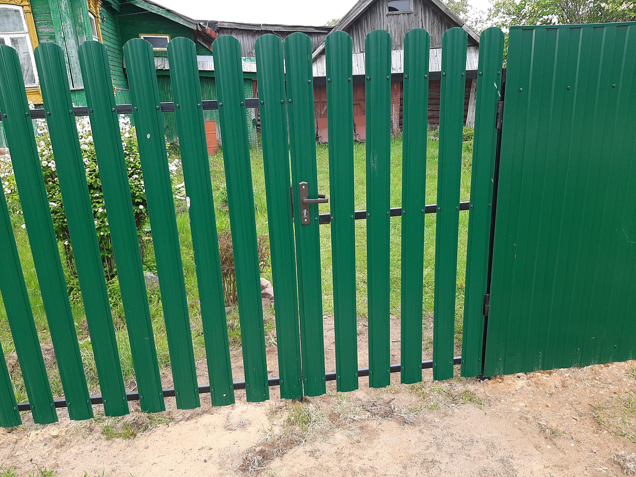 Забор из евроштакетника с забивными столбами 14 метров