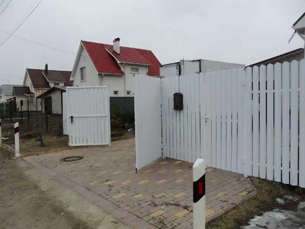 Забор из металлического штакетника с воротами 76 метров