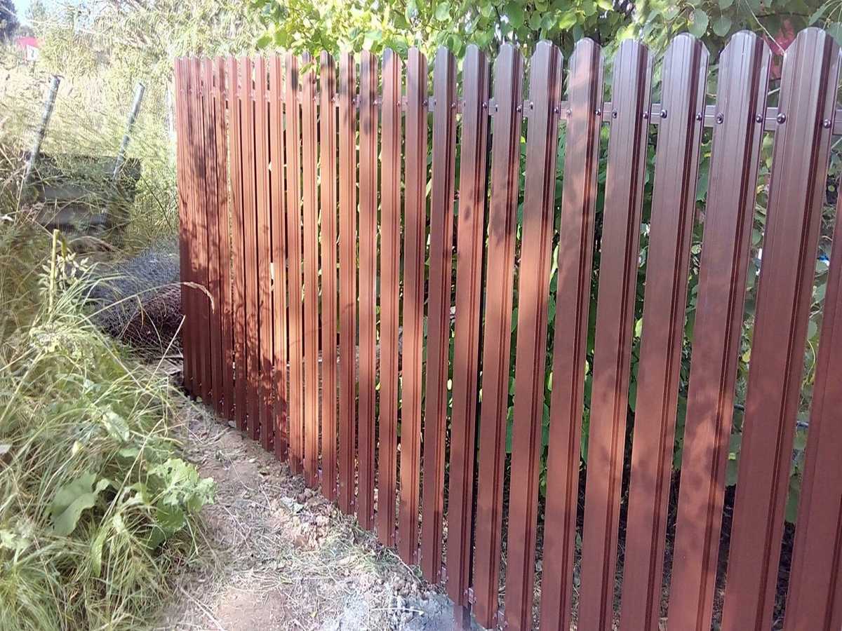 Забор из металлического штакетника 70 метров