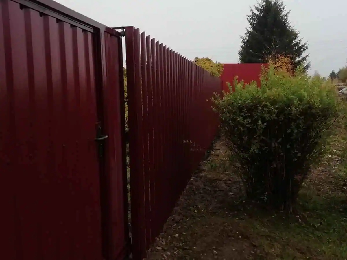 Забор из металлического штакетника с воротами 60 метров