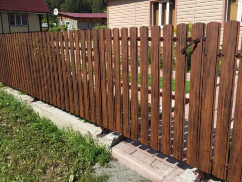 Забор из евроштакетника под дерево на ленточном фундаменте 63 метра