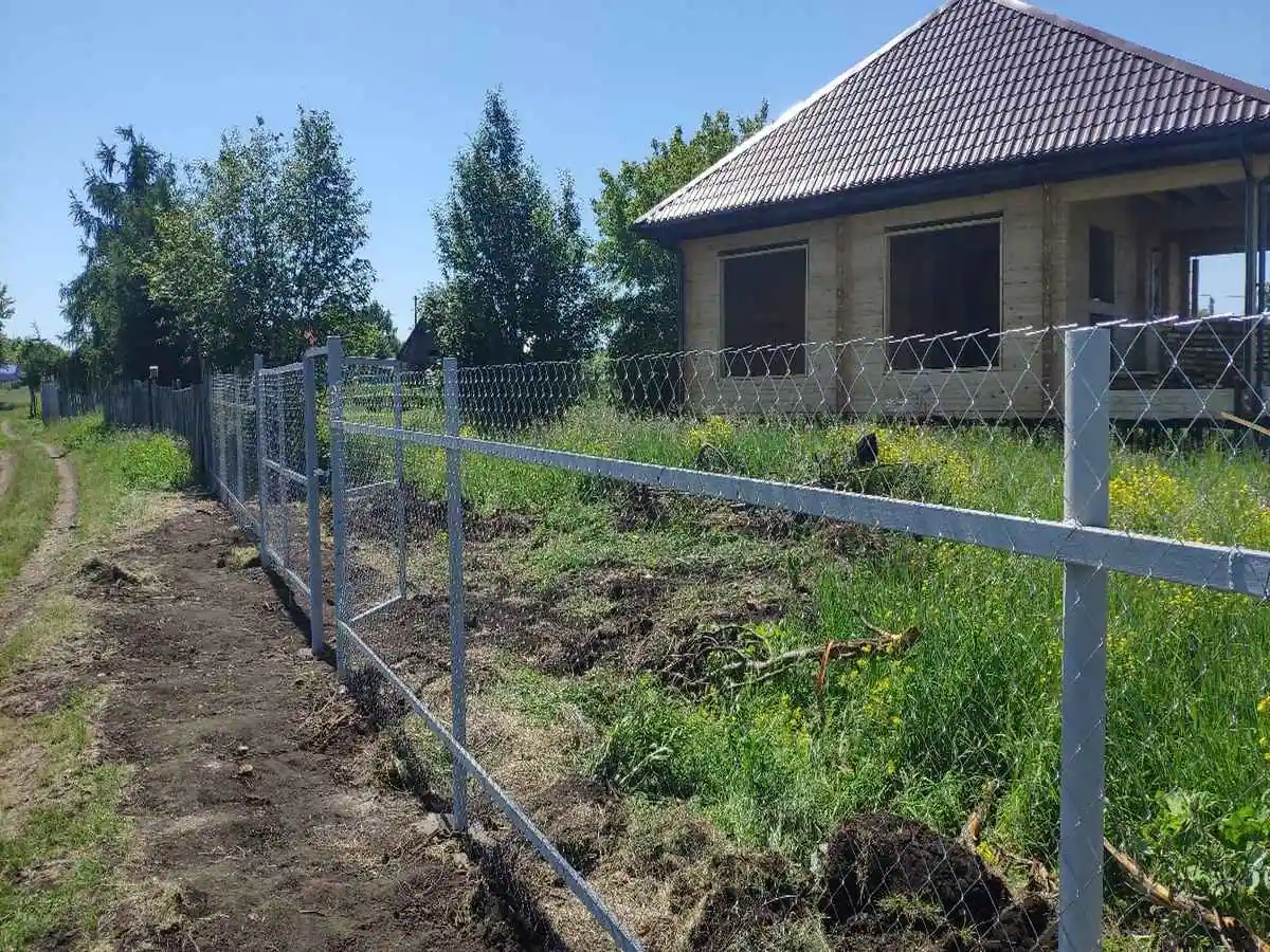 Забор из сетки рабицы на профильном каркасе 63 метра
