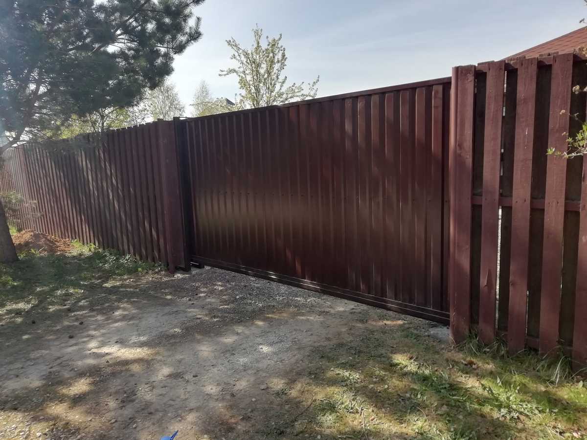 Забор из металлического штакетника с воротами 49 метров