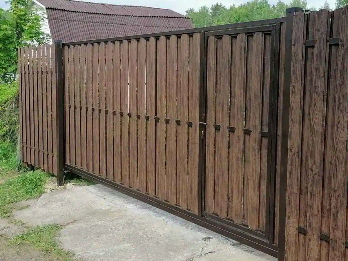 Забор из евроштакетника под дерево 75 метра