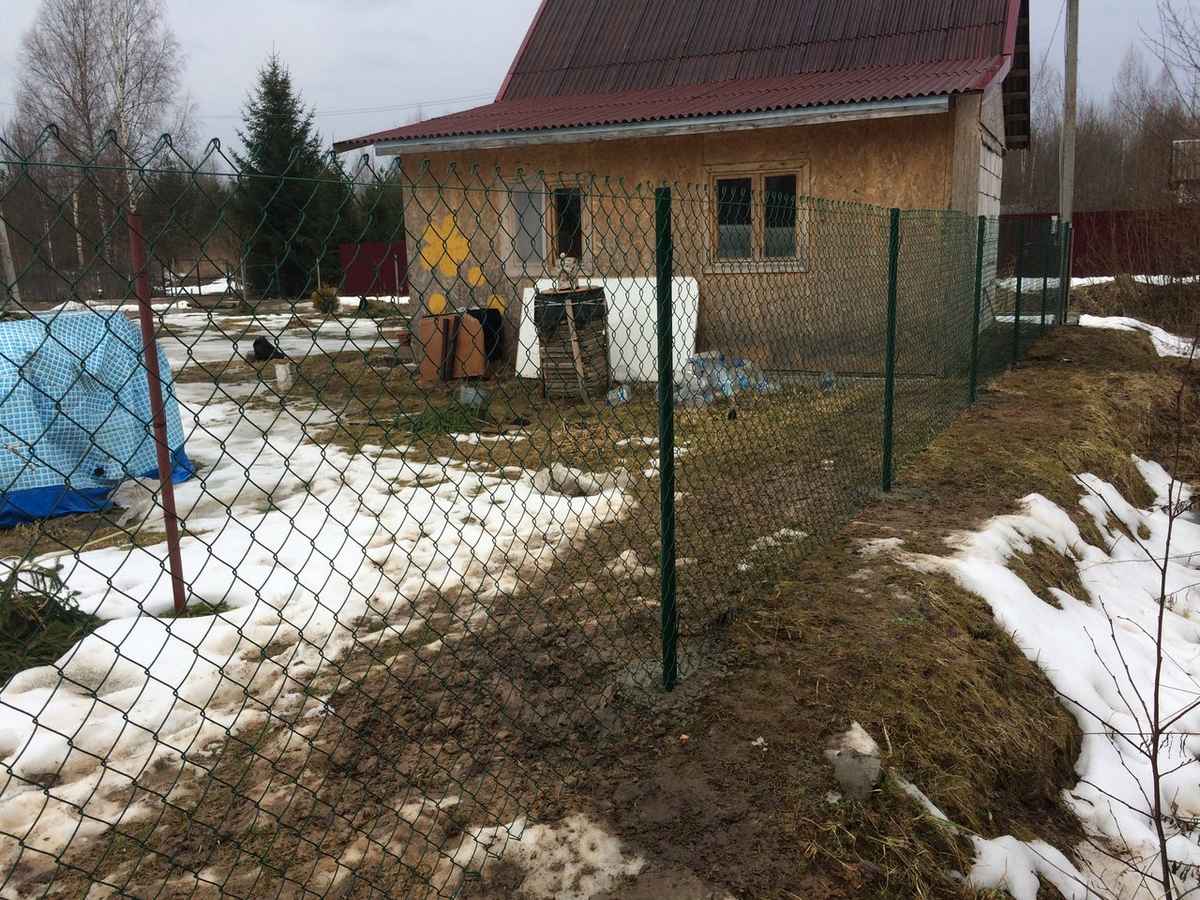 Забор из сетки рабицы в натяг с протяжкой арматуры 12 соток