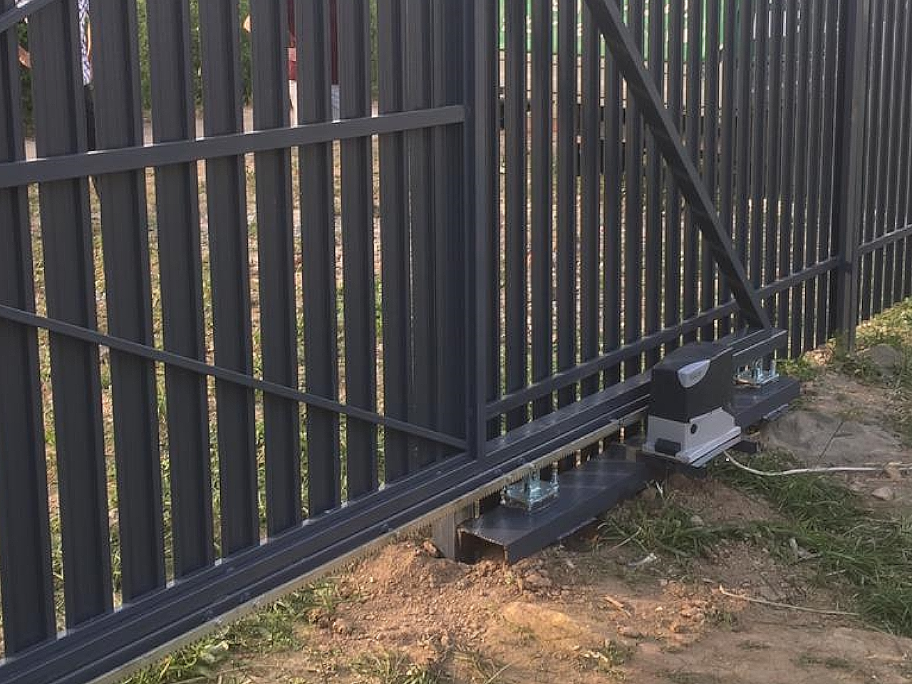 Ворота откатные из штакетника с автоматикой