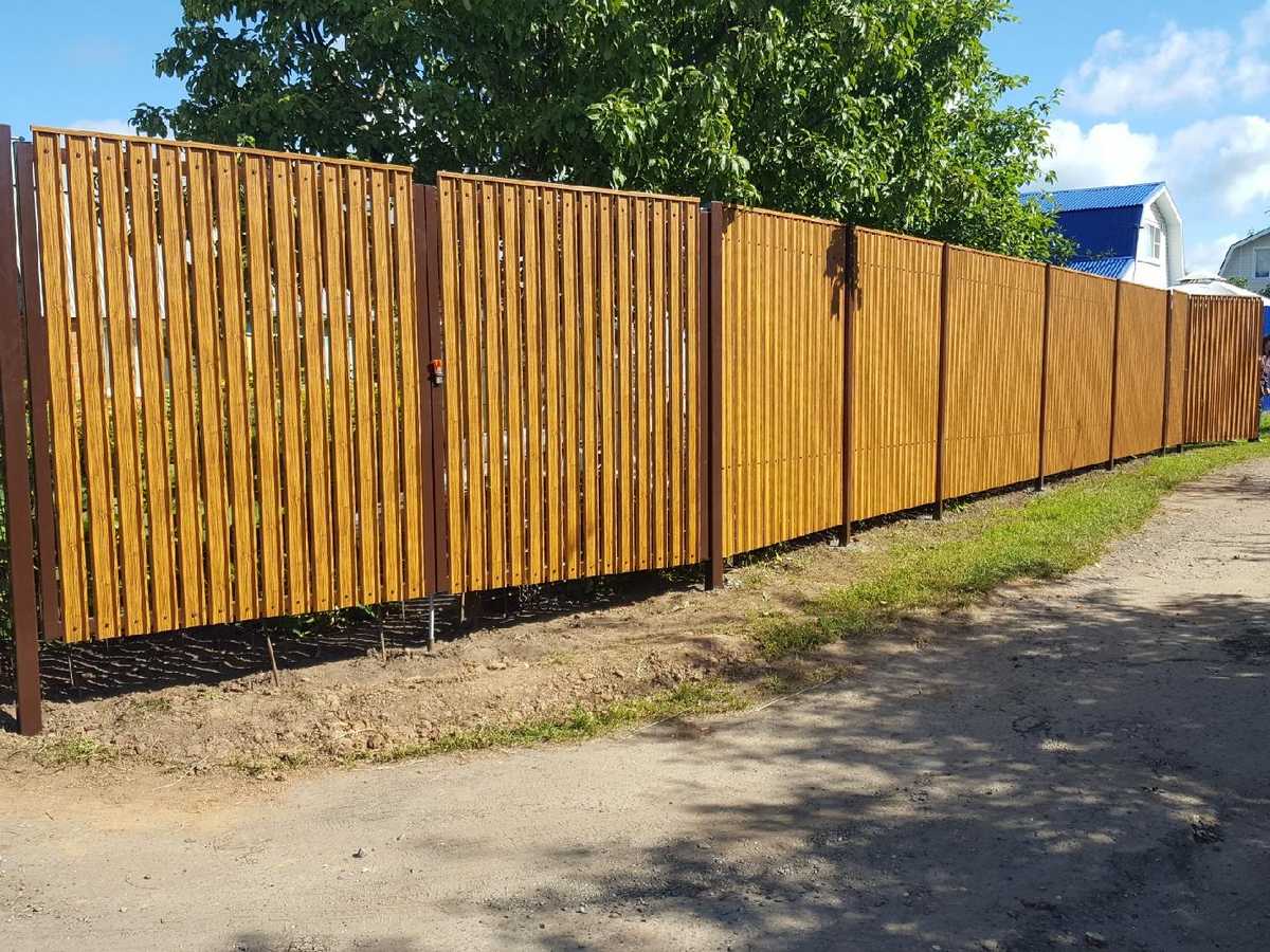 Забор из металлического штакетника под дерево 42 метра