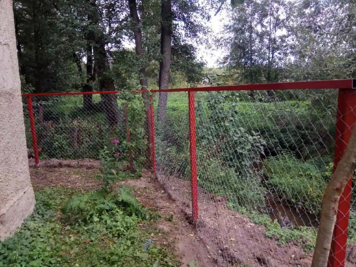 Забор из сетки рабицы на профильном каркасе 42 метра