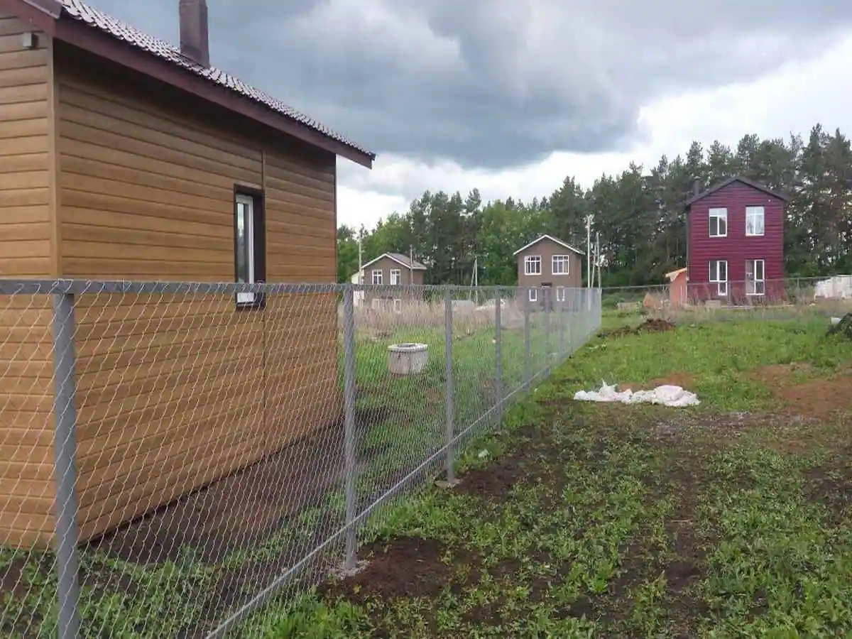 Забор из сетки рабицы на профильном каркасе 44 метра