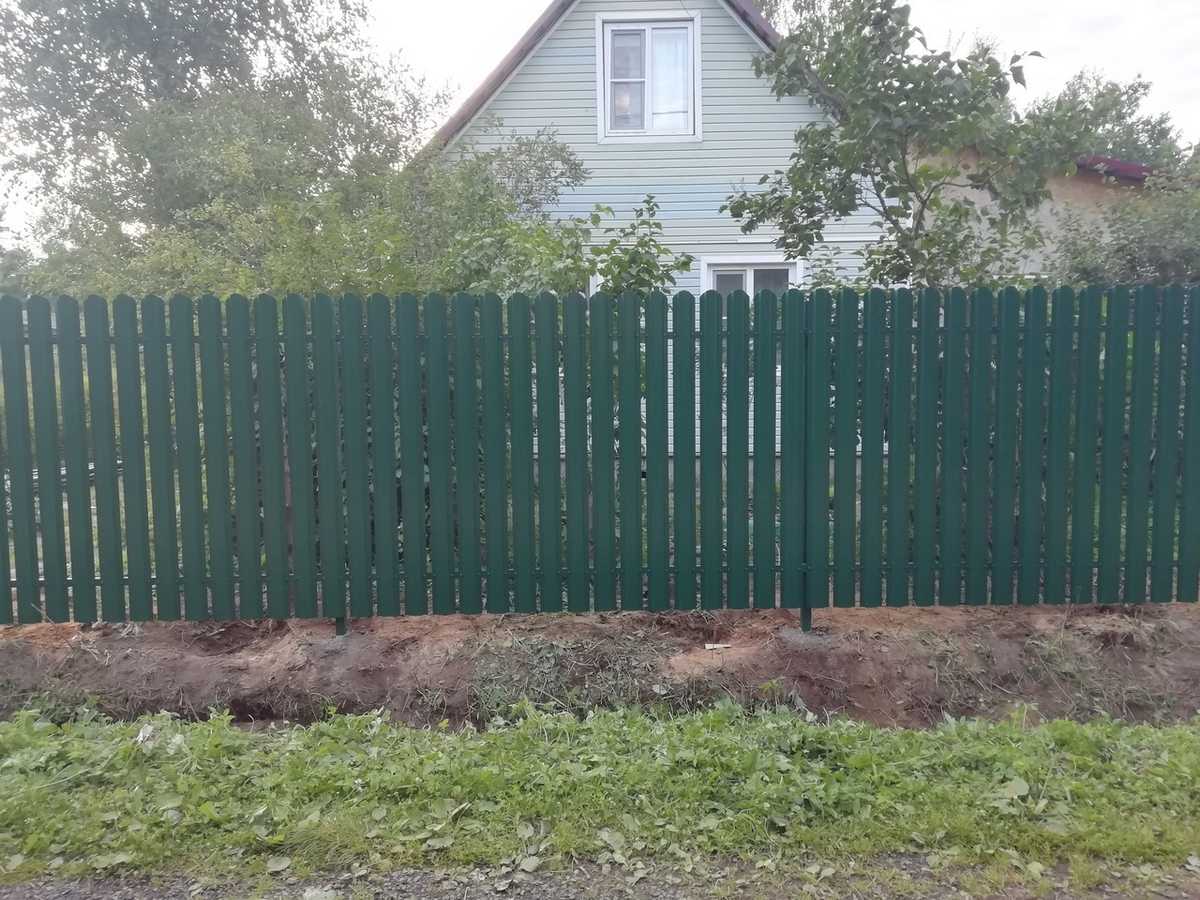 Забор из металлического штакетника для дома