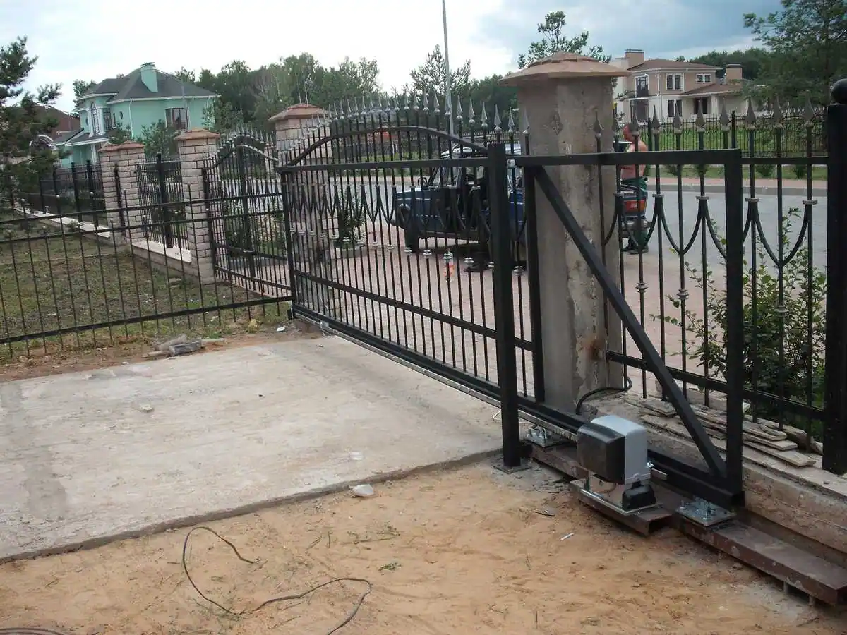 Сварной забор с откатными воротами 90 метров