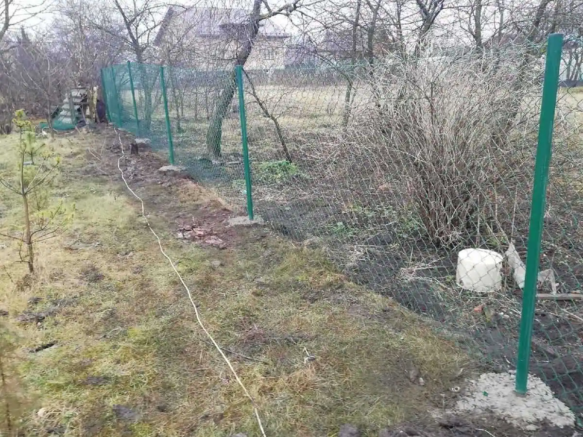 Забор из сетки рабицы с утрамбовкой столбов щебнем 50 метров