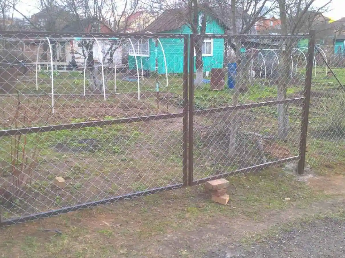 Забор из сетки рабицы в натяг 75 метров