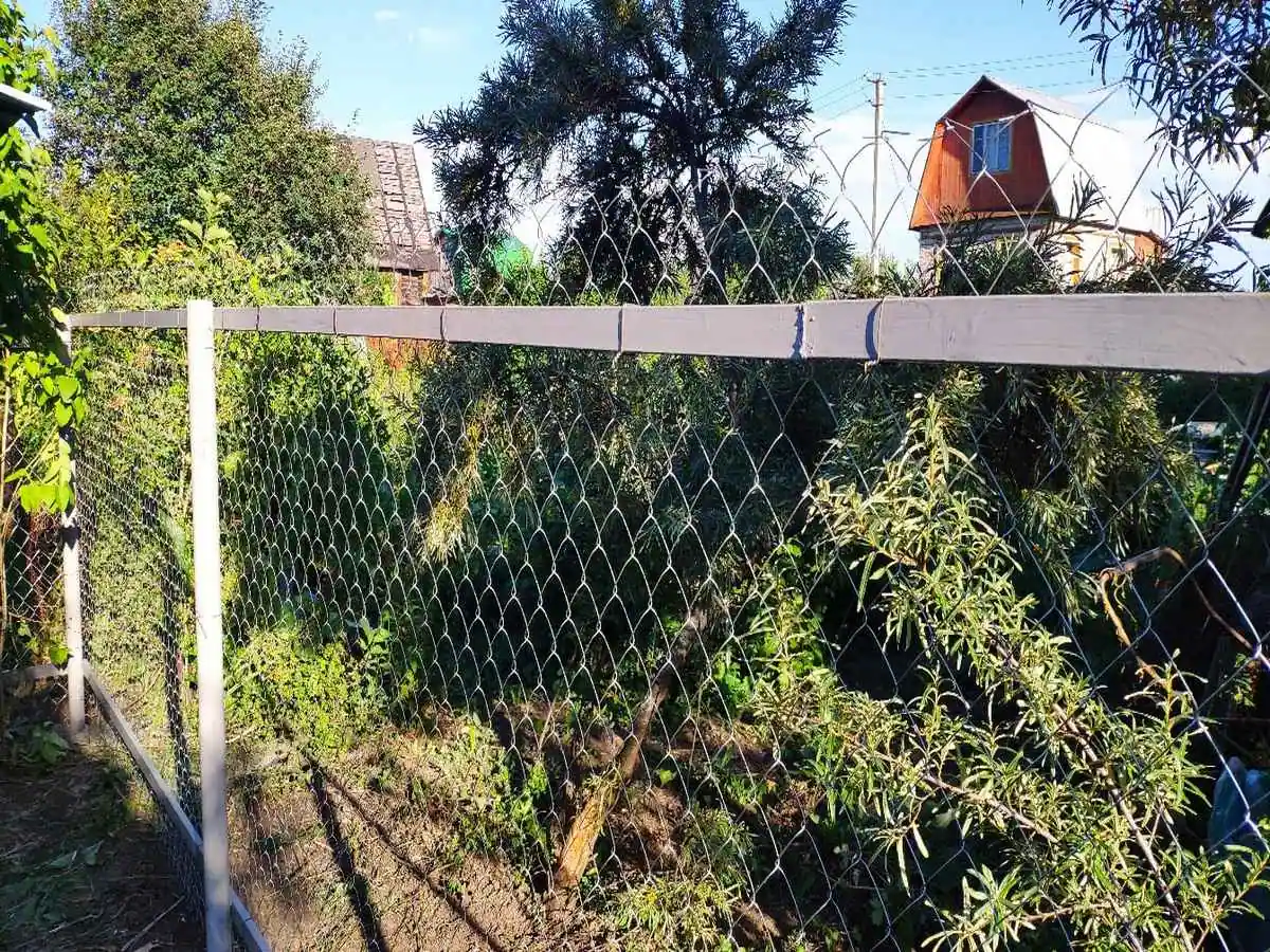 Забор из сетки рабицы на профильном каркасе 64 метра