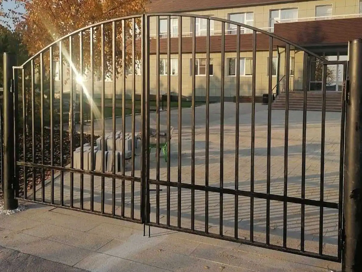 Сварной забор с распашными воротами 85 метров