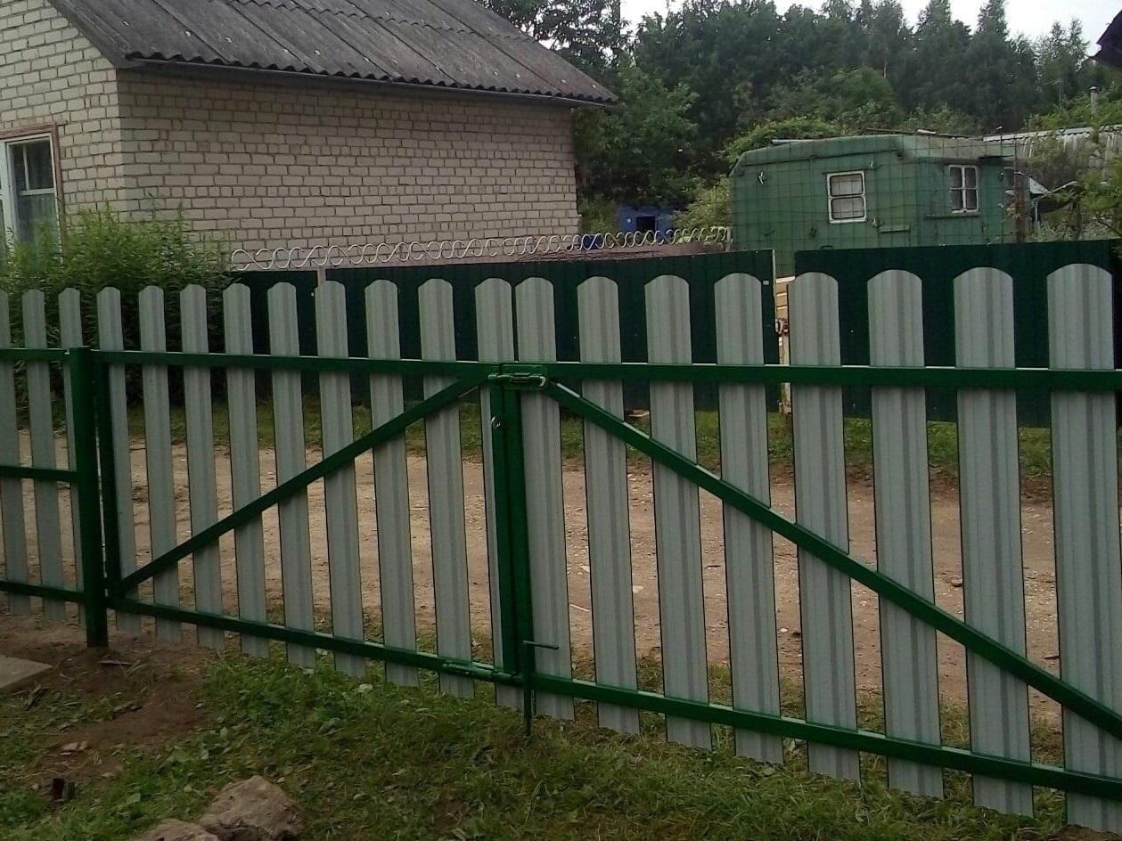 Забор из евроштакетника с забивными столбами 22 метра