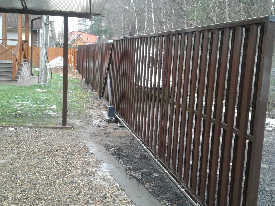 Забор из евроштакетника с бетонированием столбов 32 метра