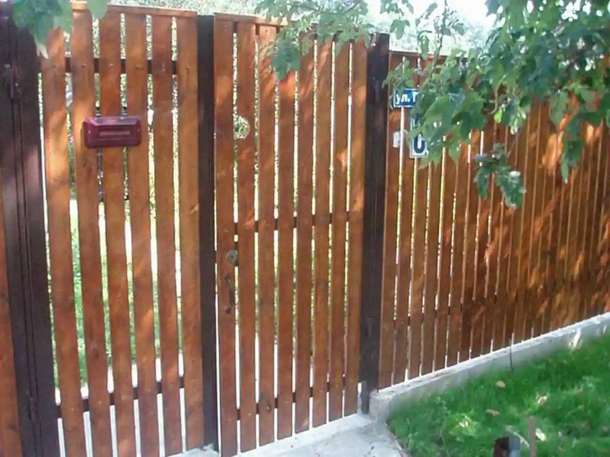 Забор из евроштакетника под дерево 69 метров