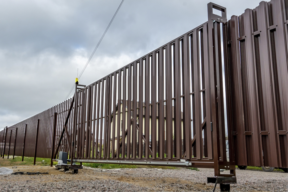 Ворота откатные с пультом из штакетника