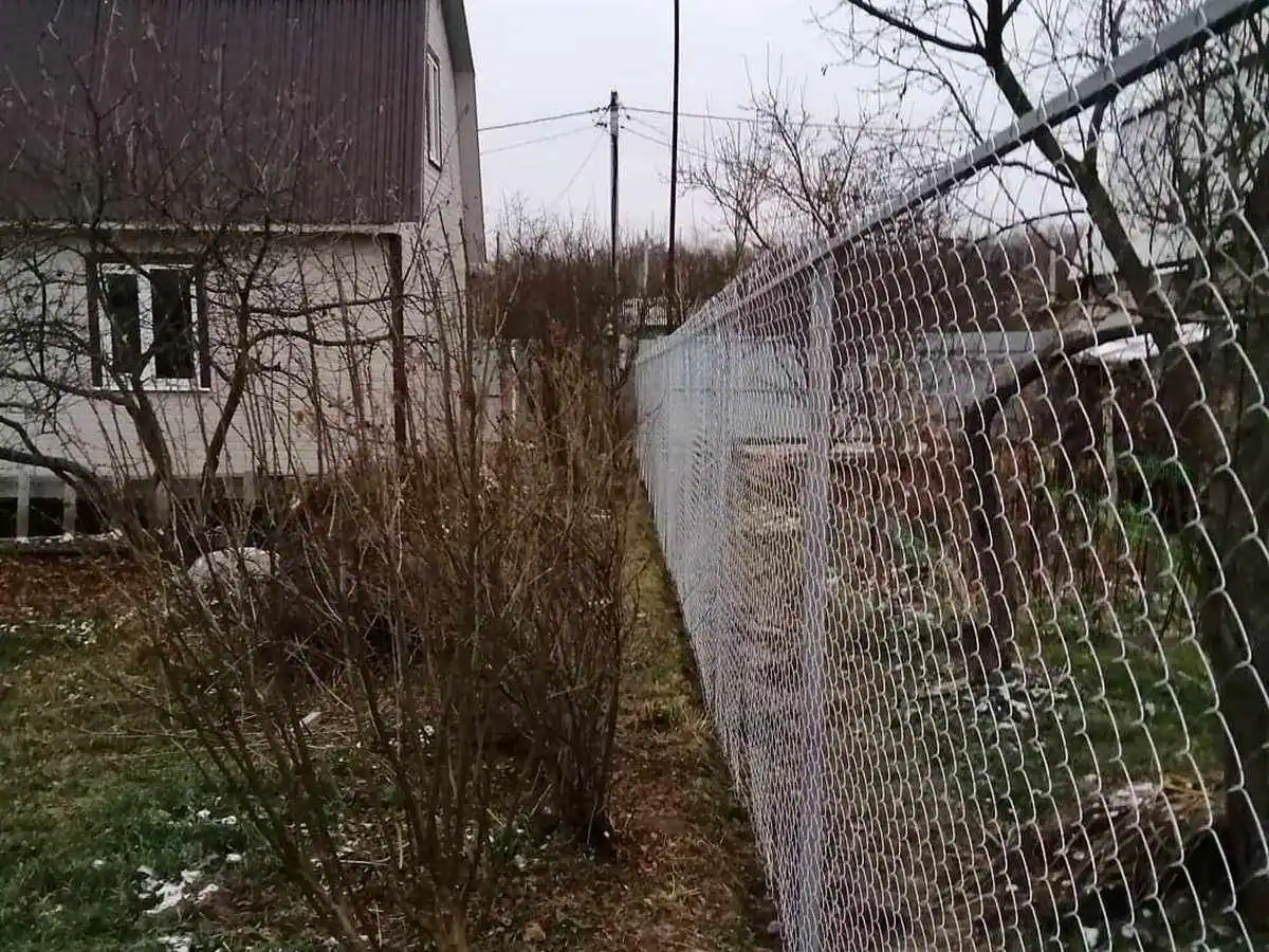 Забор из сетки рабицы на профильном каркасе 75 метров