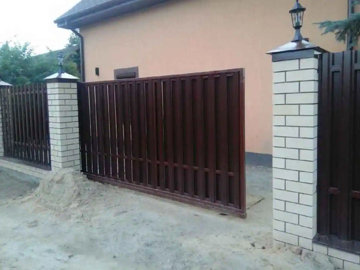 Забор из металлического штакетника с воротами 77 метров