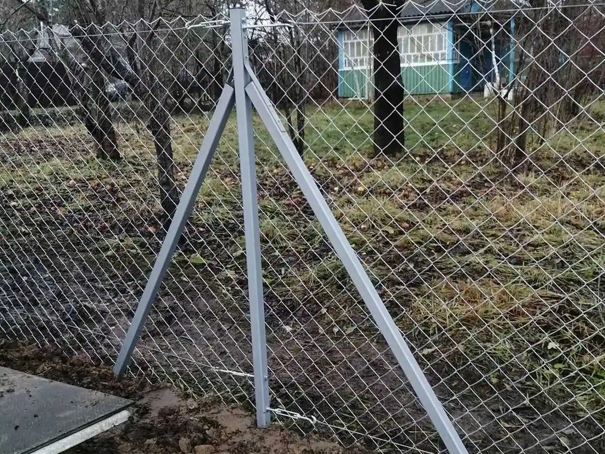 Забор из сетки рабицы на забивных столбах 50 метров
