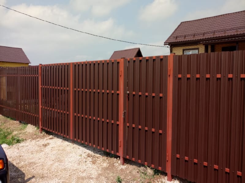 Забор из металлического штакетника с утрамбованным щебнем 53 метра