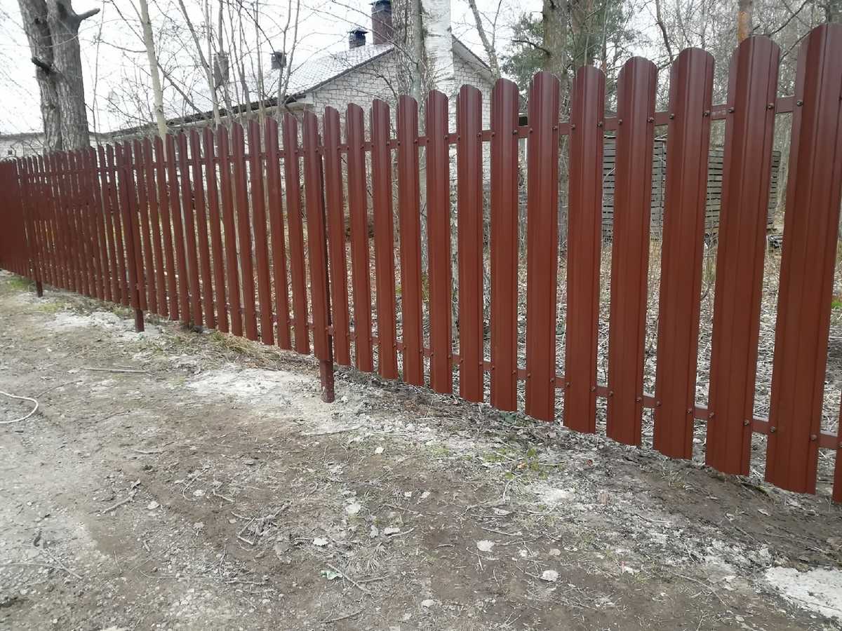 Забор из металлического штакетника коричневый 26 метров