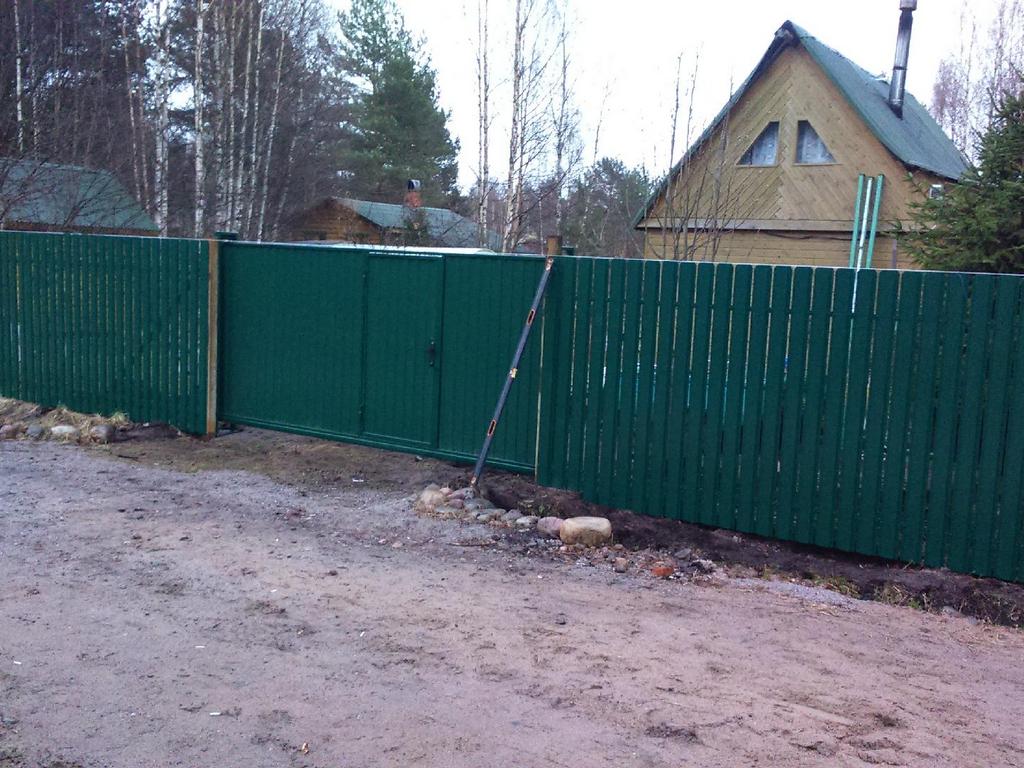 Забор из евроштакетника с бетонированием столбов 135 метров