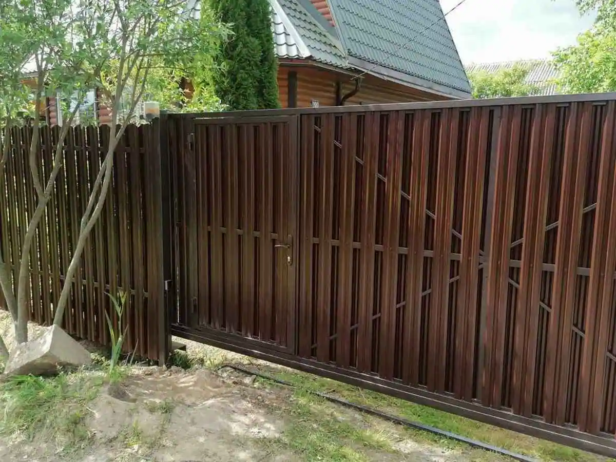 Забор из металлического штакетника с воротами 66 метров
