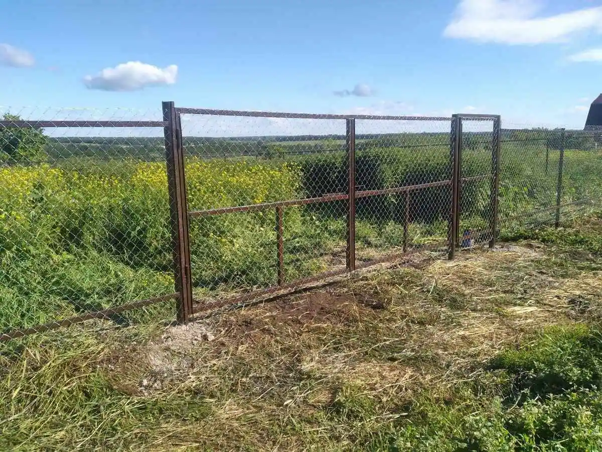 Забор из сетки рабицы на профильном каркасе 130 метров