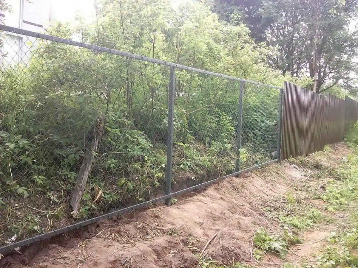 Забор из сетки рабицы на профильном каркасе 74 метра