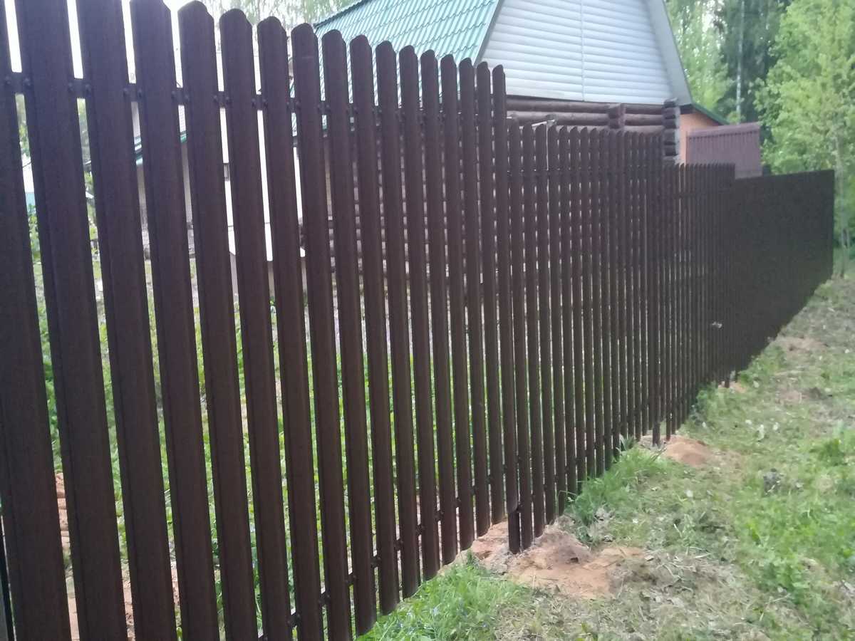 Металлический штакетник 20 соток с забивными столбами