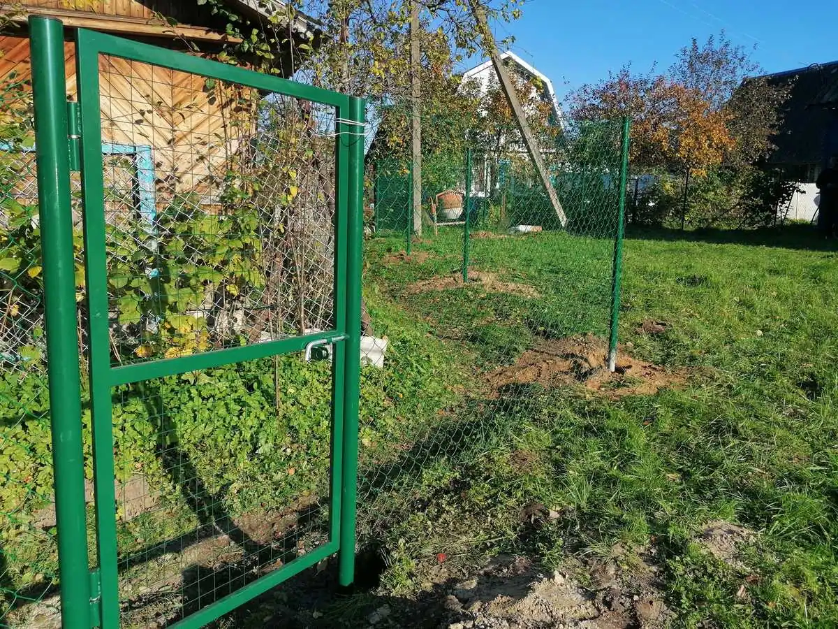 Забор из сетки рабицы в натяг с протяжкой арматуры 6 соток