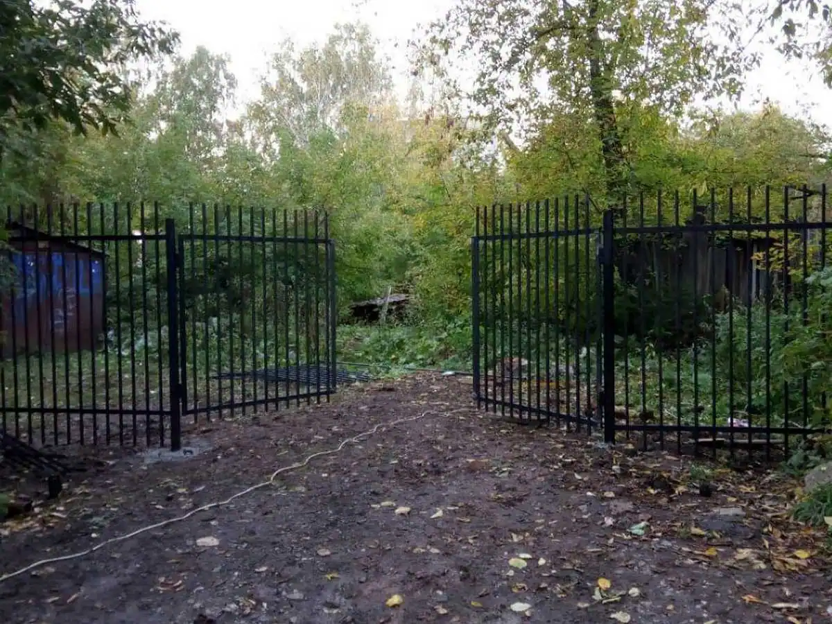 Сварной забор с распашными воротами 80 метров