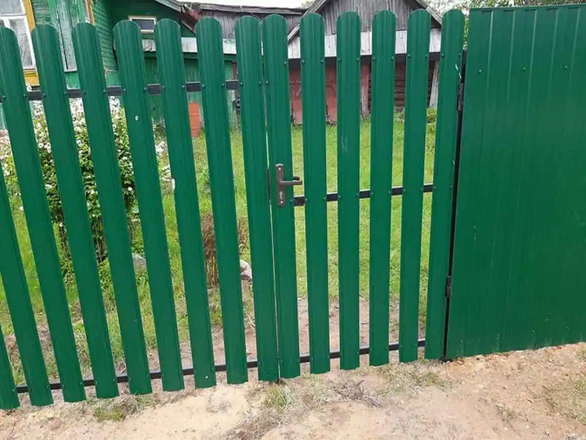 Забор из металлического штакетника с воротами 59 метров