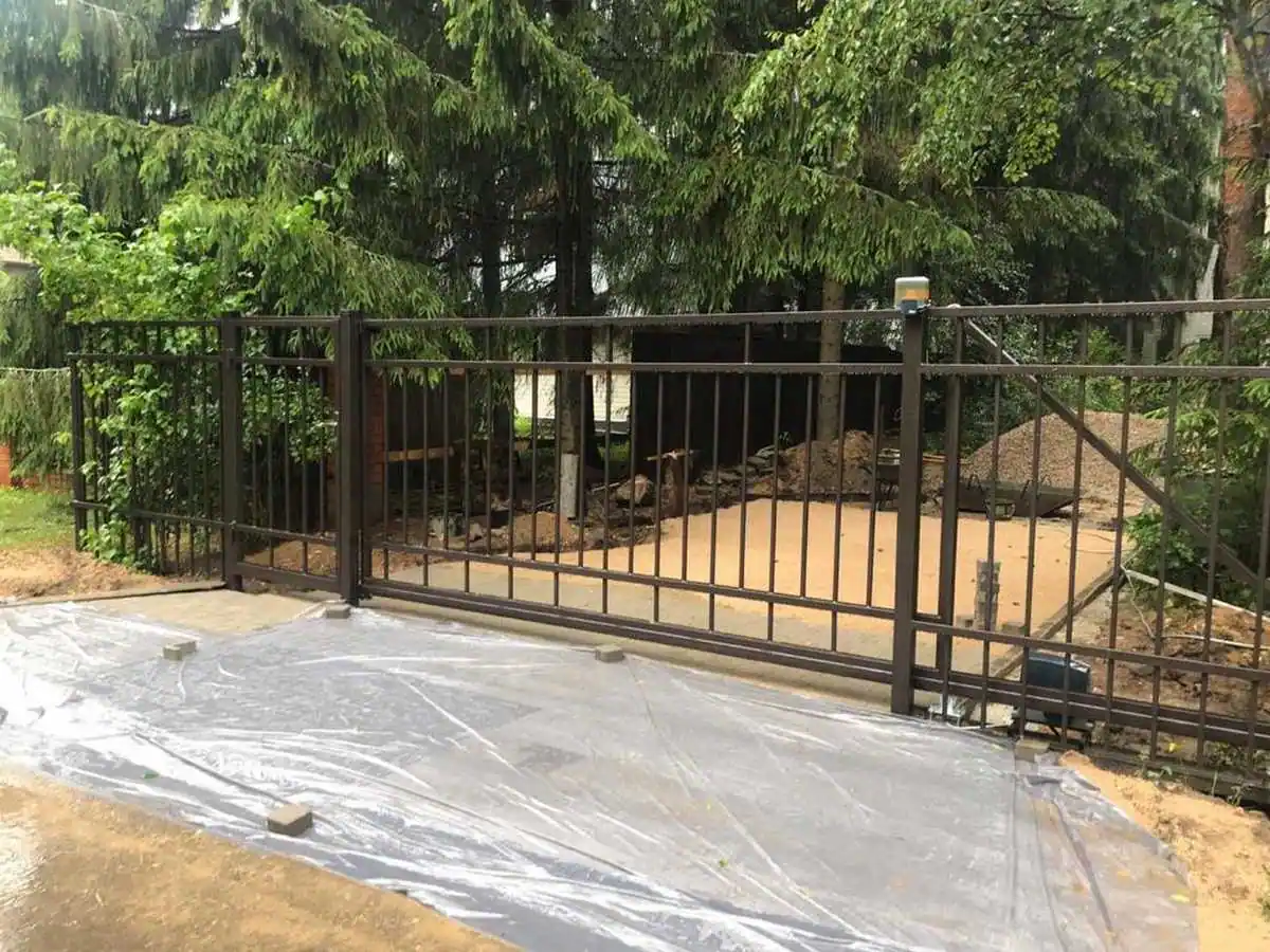 Сварной забор с откатными воротами 100 метров