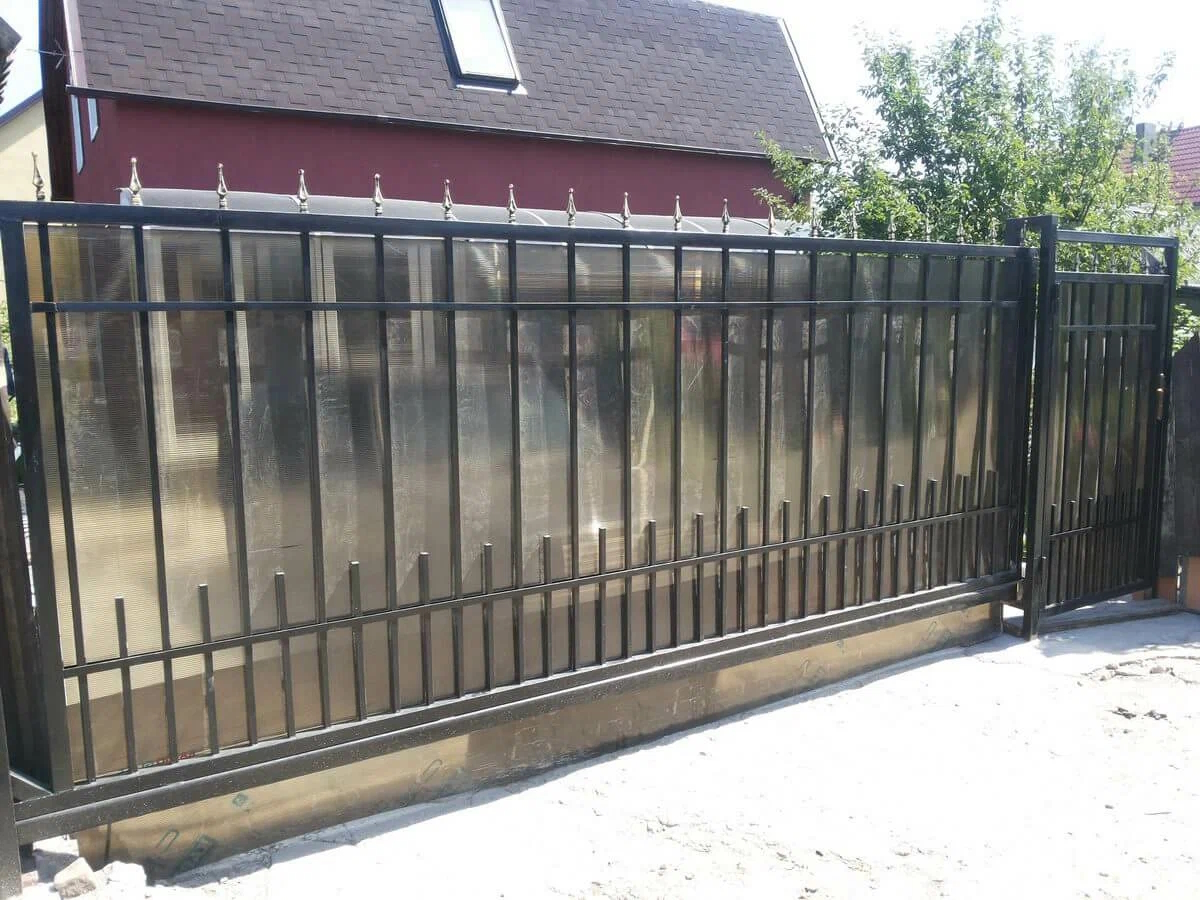 Откатные ворота из поликарбоната с ковкой