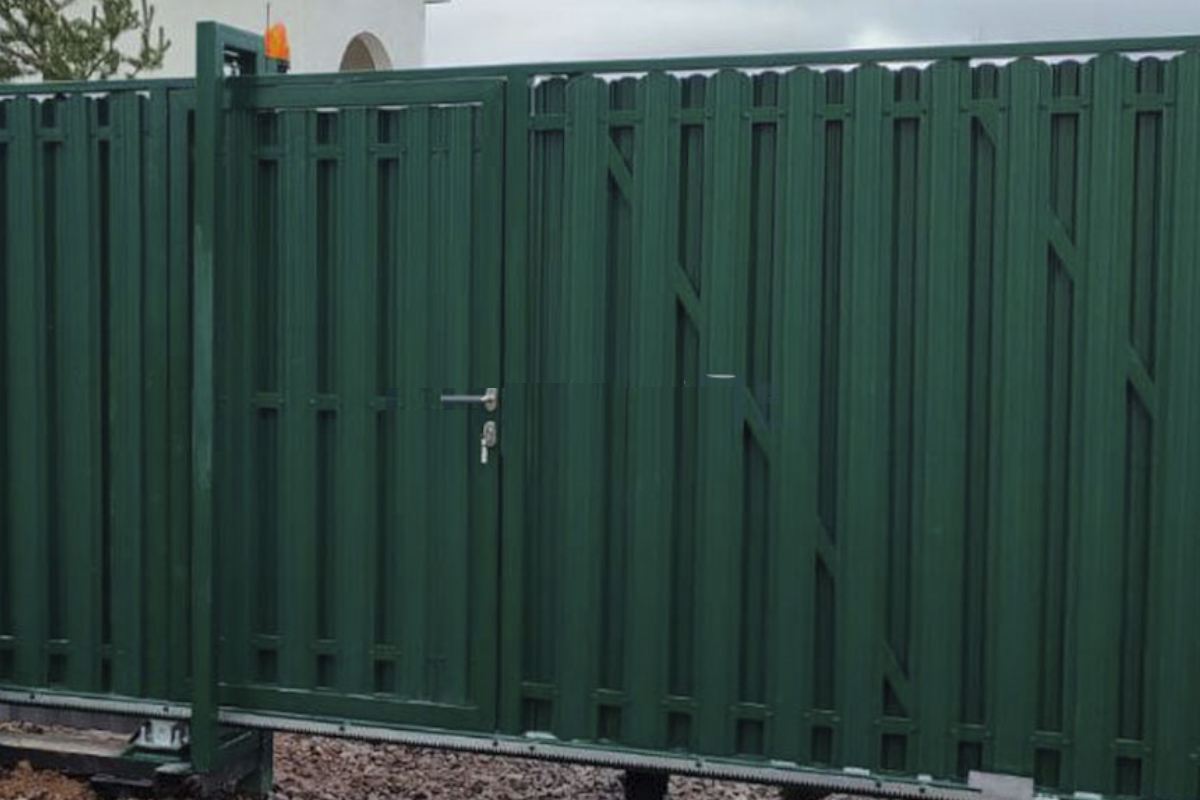 Ворота откатные автоматические на сваях из штакетника